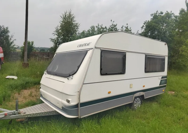 Obytný přívěs Chateau 403C – r. 2000 – TOP stav