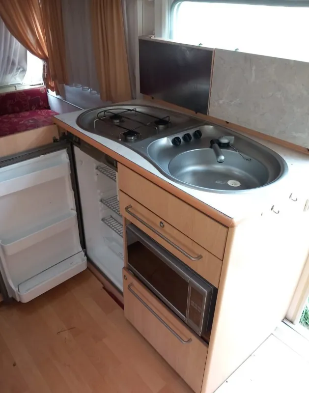 Obytný přívěs Chateau 403C – r. 2000 – TOP stav