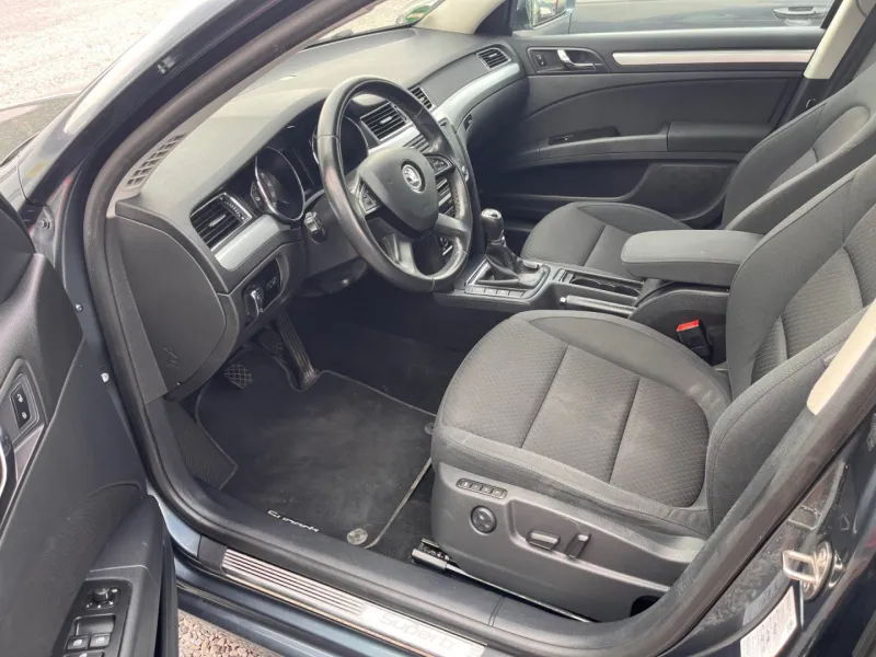Škoda Superb 2.0 TDI Xenony,Navi