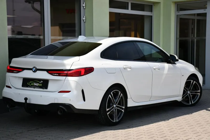 BMW Řada 2 // 218d PANO HUD TAŽNÉ ČR 1M // První majitel