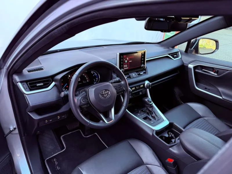 Toyota RAV4 2.5 Hybrid Selection e-CVT, ČR, 1.Maj, Serviska